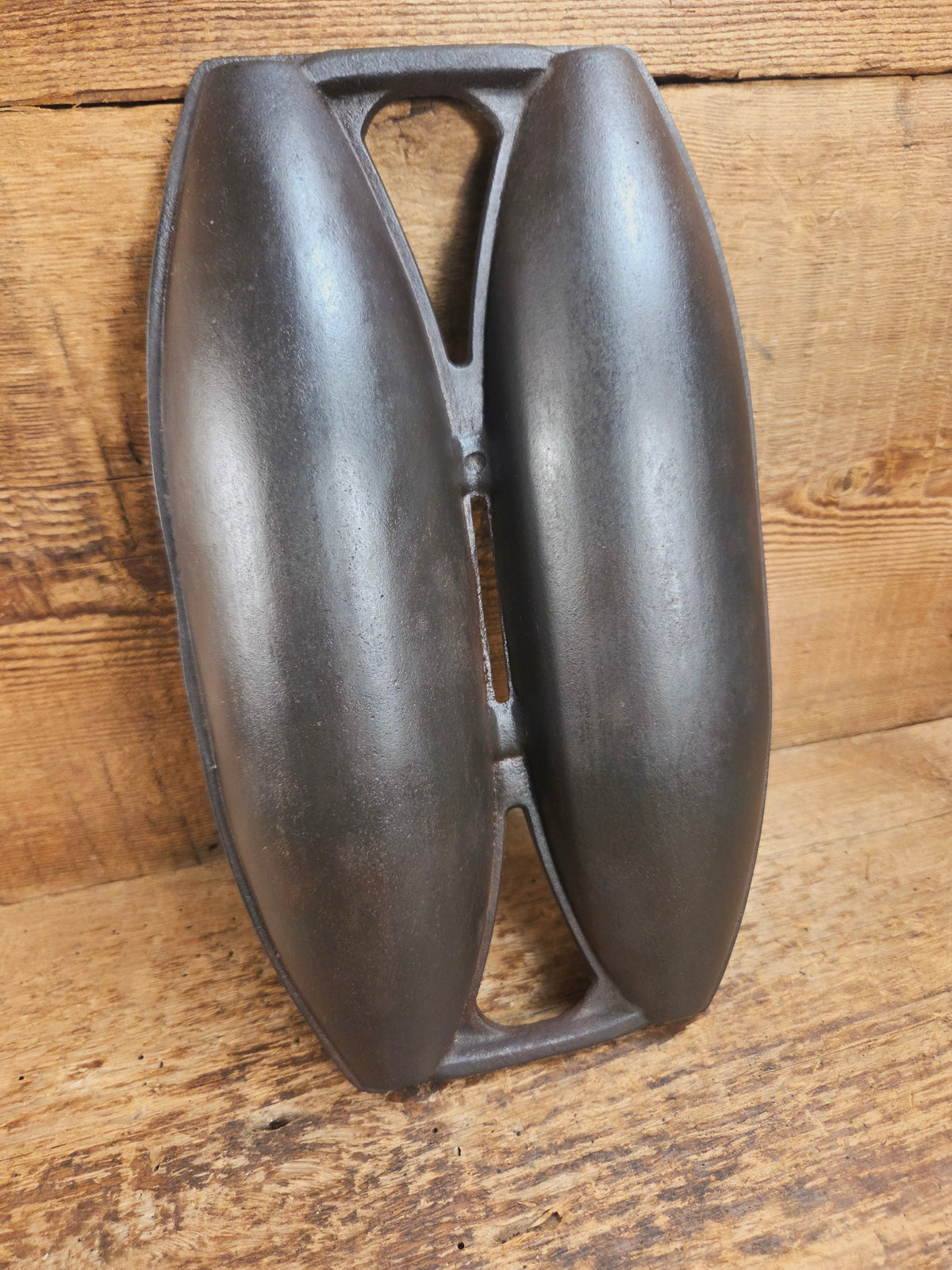 Calling all sourdough fanatics! This Griswold 2 Cup Vienna Bread Pan is a tough one to find! 1920’s Era Raised Letter