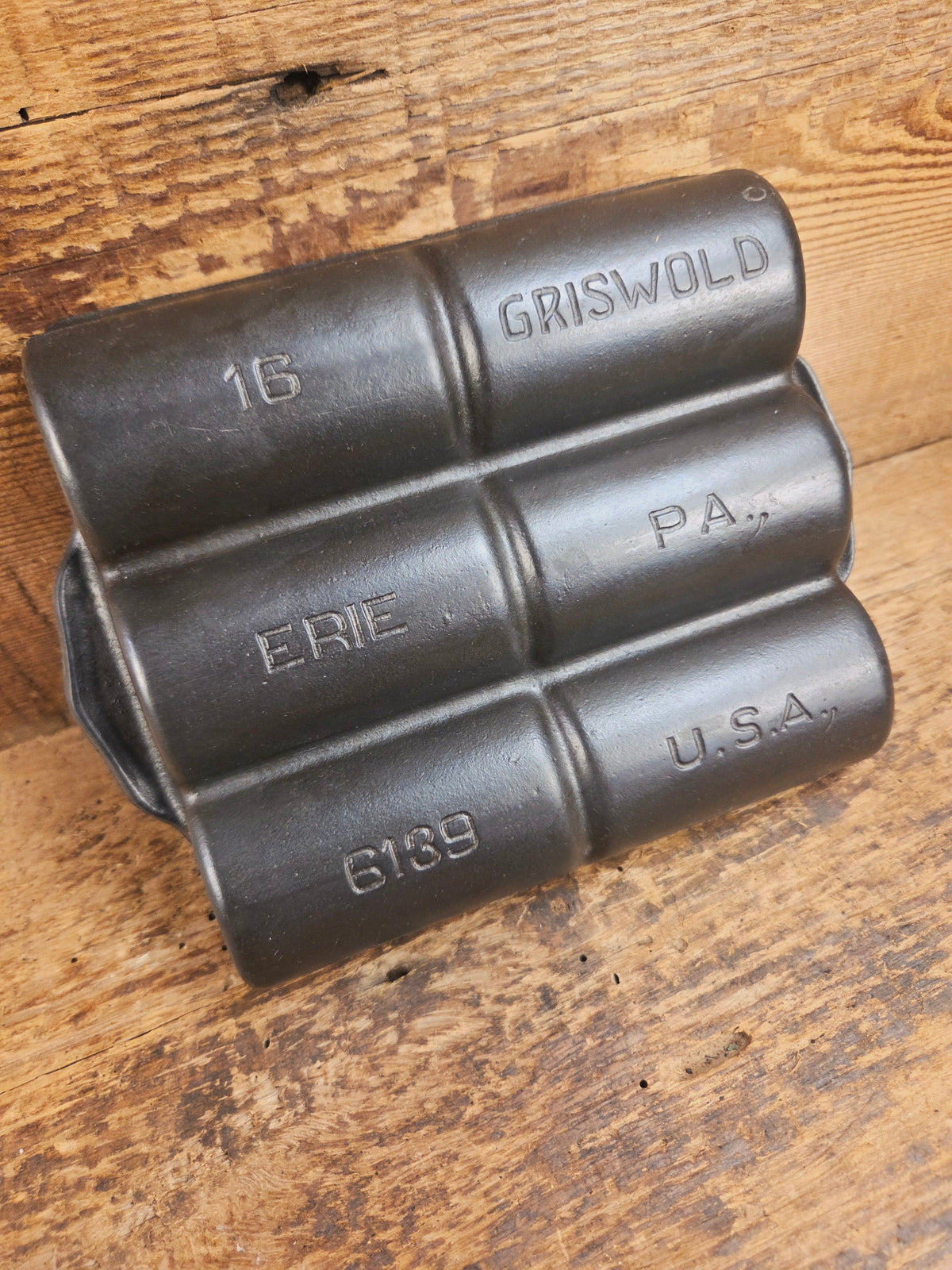WOW. Tough To Find 1920’s LARGE Griswold No. 16 French Roll Bread 6 cup 6139 Bakeware