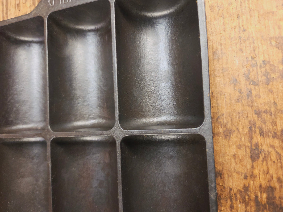 WOW. Tough To Find 1920’s LARGE Griswold No. 16 French Roll Bread 6 cup 6139 Bakeware