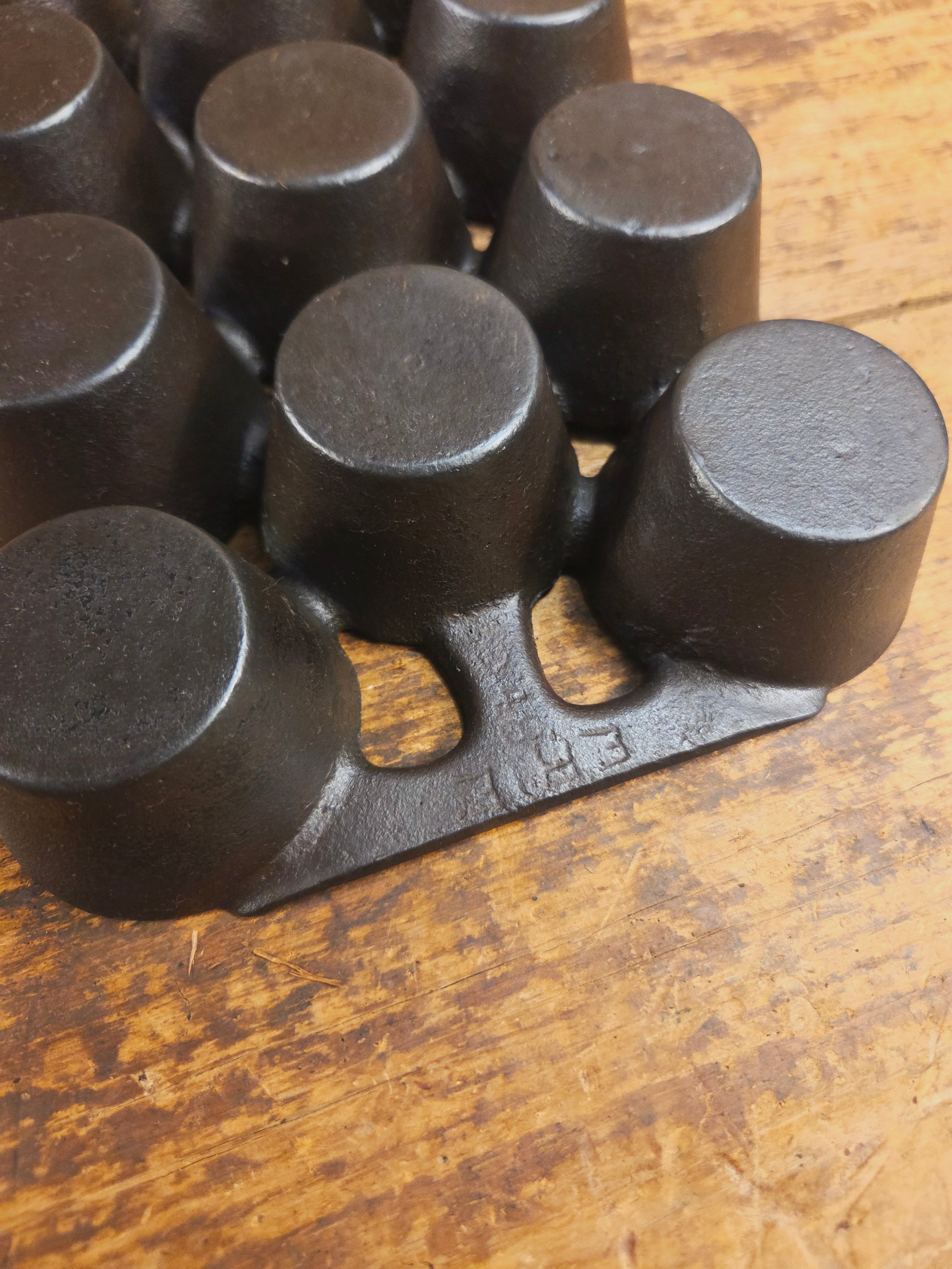 Early Series Erie #10 Popover Pan 11 cup. 948. Variation #4. Beautifully restored and ready to make muffins popovers