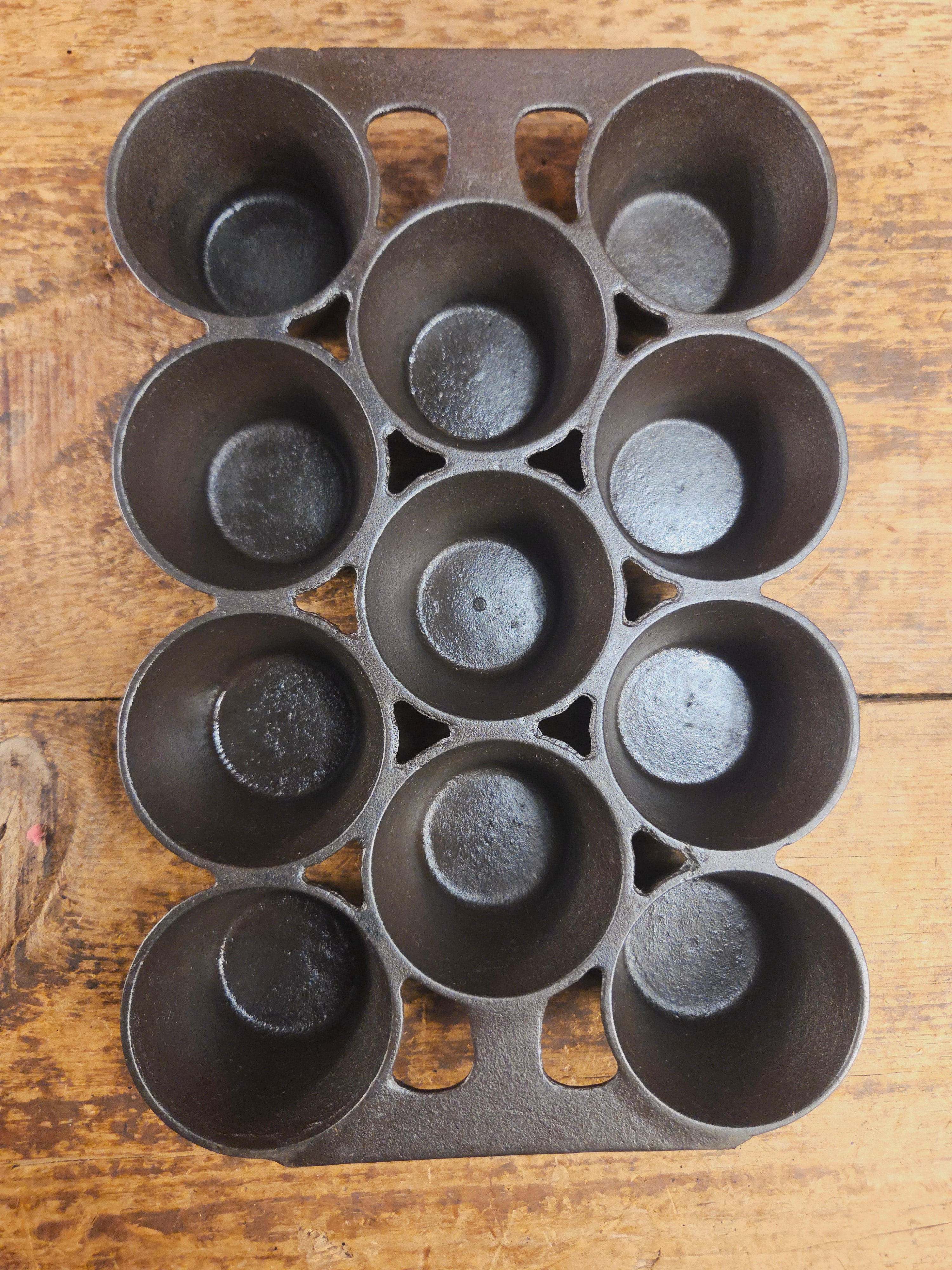 Early Series Erie #10 Popover Pan 11 cup. 948. Variation #4. Beautifully restored and ready to make muffins popovers