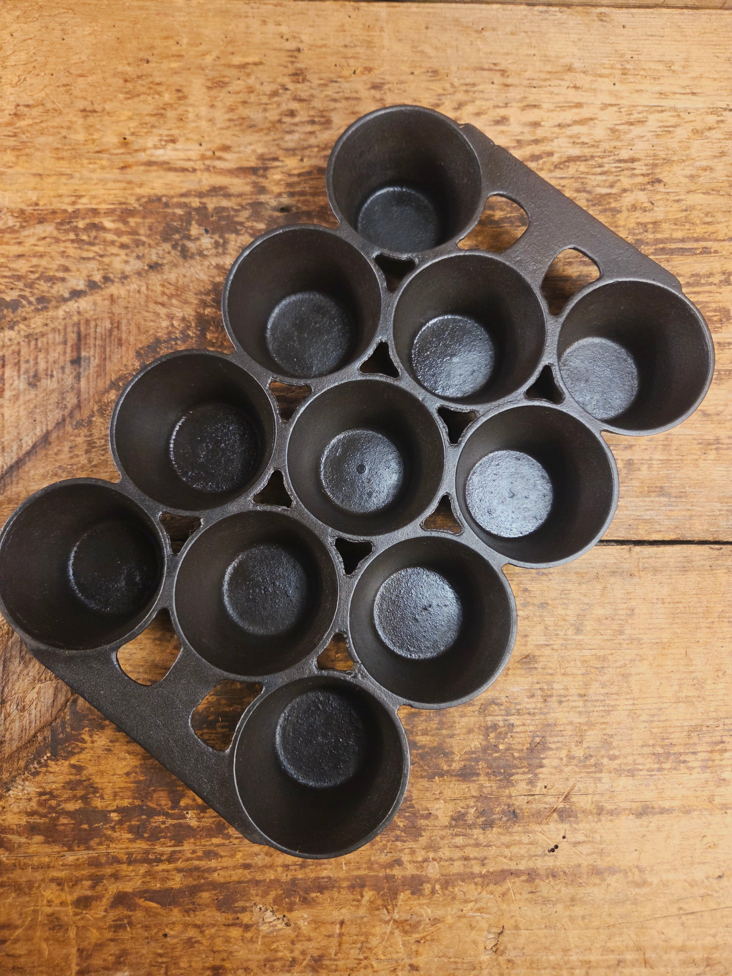 Early Series Erie #10 Popover Pan 11 cup. 948. Variation #4. Beautifully restored and ready to make muffins popovers