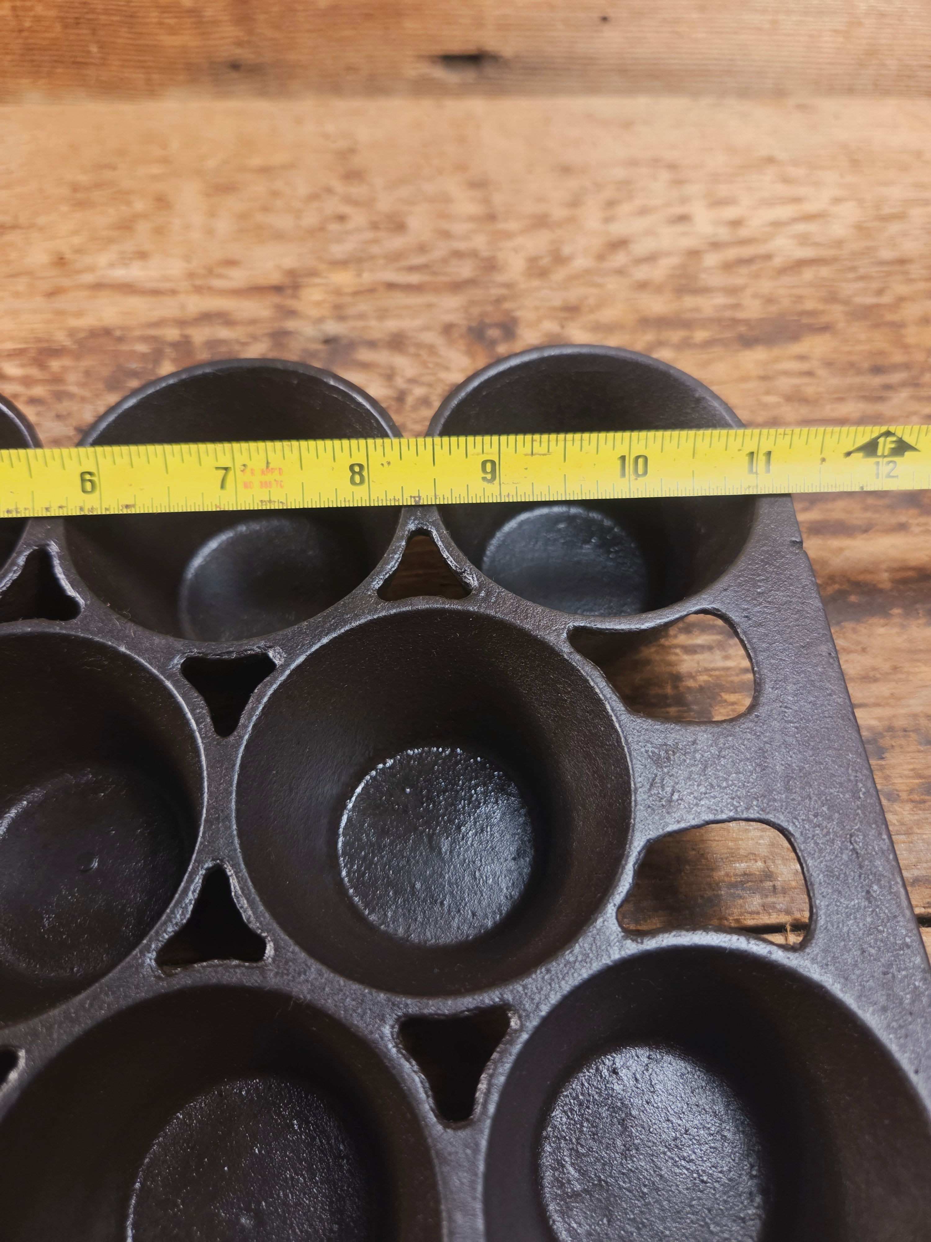 Early Series Erie #10 Popover Pan 11 cup. 948. Variation #4. Beautifully restored and ready to make muffins popovers