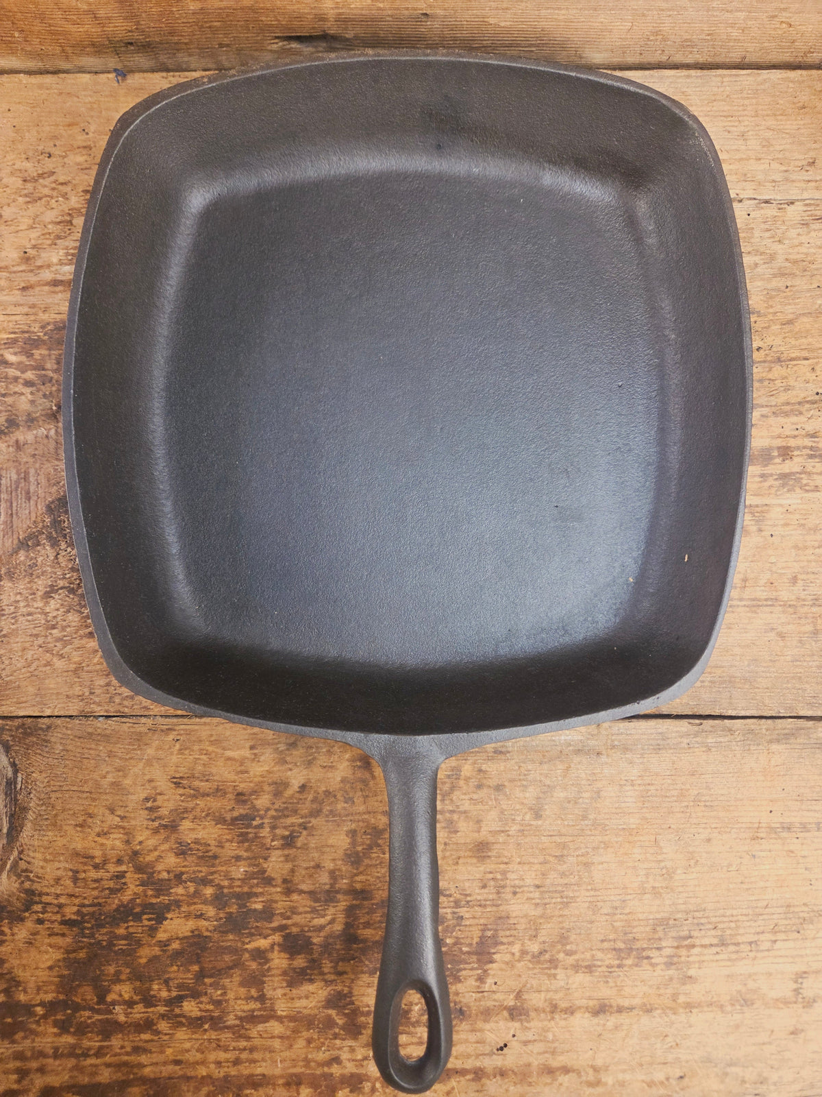 Great daily workhorse! 1950’s era Birmingham (BSR) Stove & Range cast iron square fryer skillet Skillet