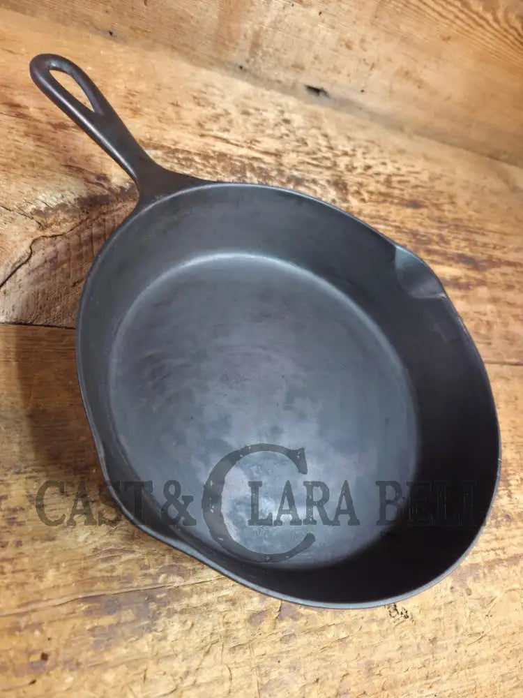 A beauty!! Early 1900’s Wapak straight logo #7. Cast Iron Skillet with Heat Ring Skillet
