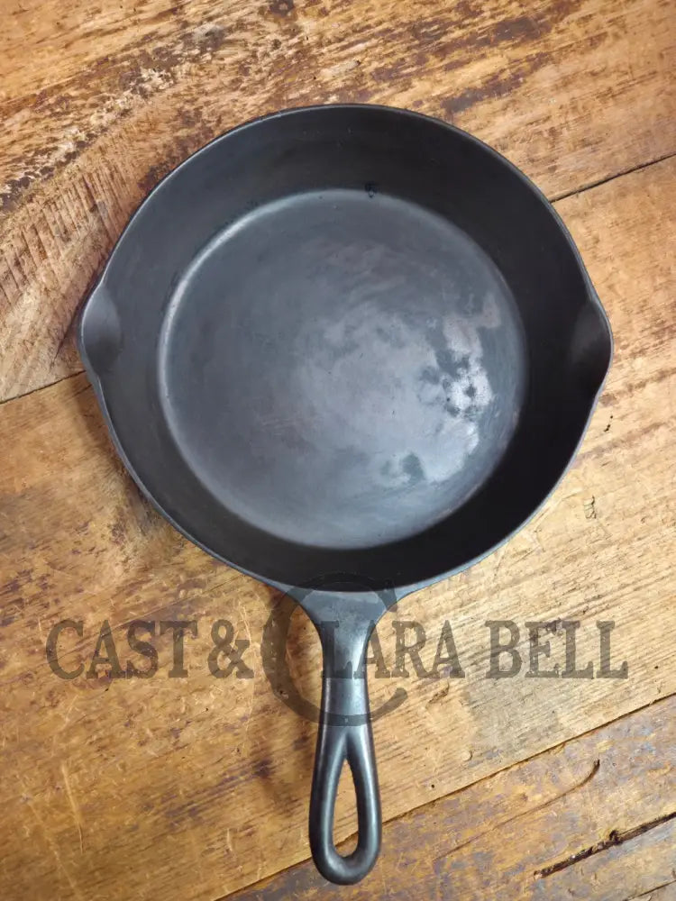 A beauty!! Early 1900’s Wapak straight logo #7. Cast Iron Skillet with Heat Ring Skillet
