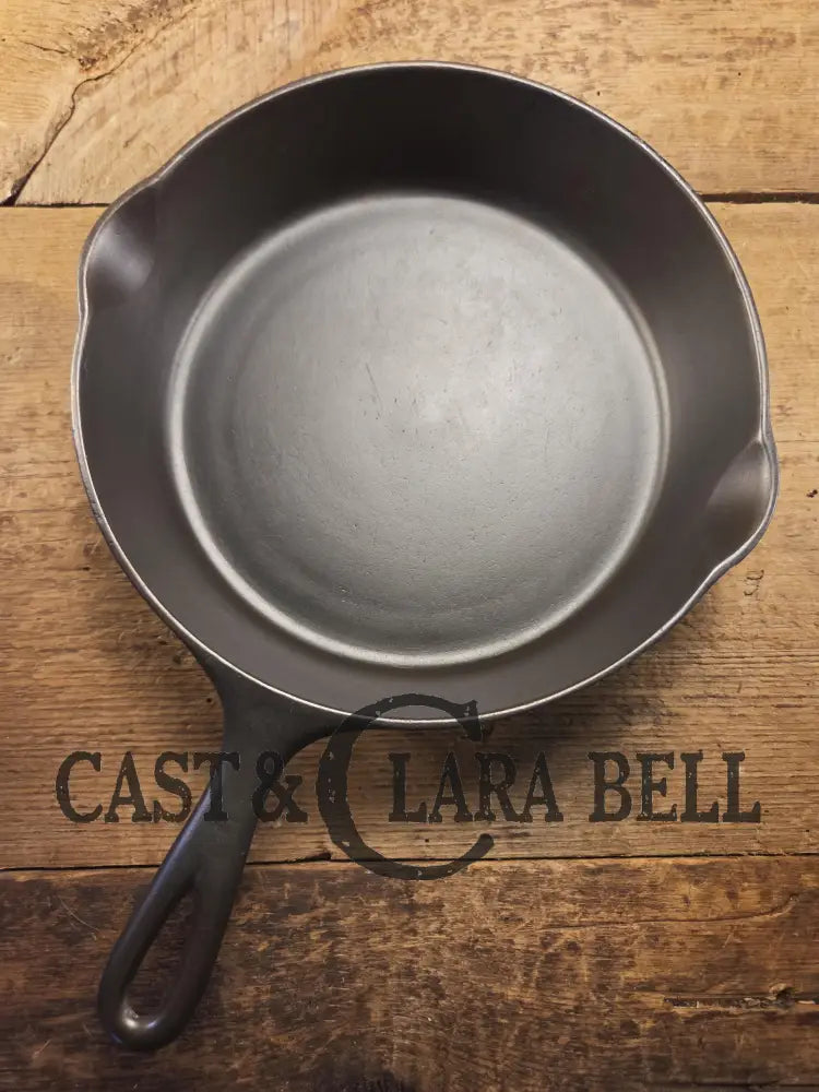 A favorite of ours! 1895-1910โs! Wagner Sidney #7 Cast Iron Skillet double Arc Logo and black iron Finish. โAโ makers