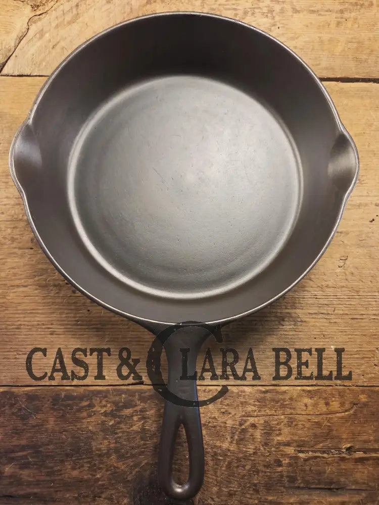 A favorite of ours! 1895-1910’s! Wagner Sidney #7 Cast Iron Skillet double Arc Logo and black iron Finish. ’A’ makers
