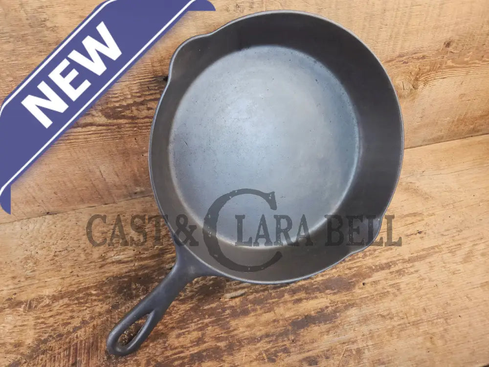 A favorite of ours! 1895-1910’s! Wagner Sidney #8 Cast Iron Skillet double Arc Logo and black iron Finish. Beautiful