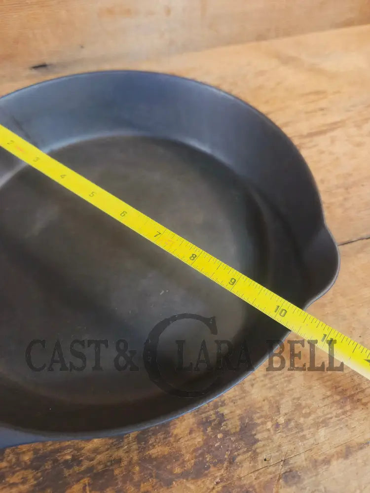 A favorite of ours! 1895-1910βs! Wagner Sidney #8 Cast Iron Skillet double Arc Logo and black iron Finish. Beautiful