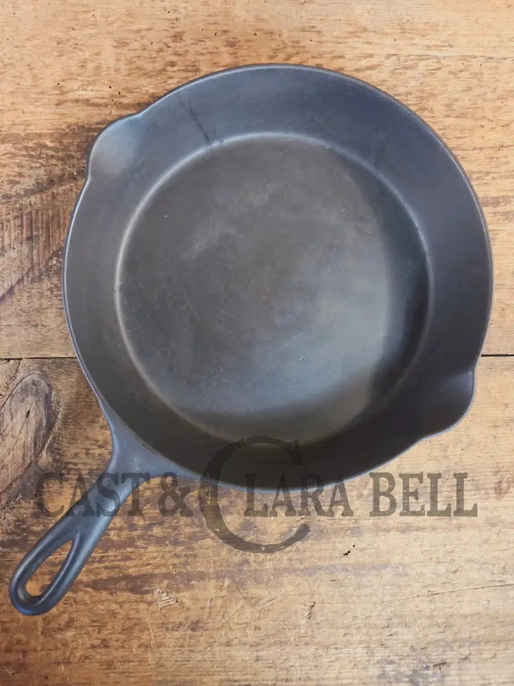 A favorite of ours! 1895-1910βs! Wagner Sidney #8 Cast Iron Skillet double Arc Logo and black iron Finish. Beautiful