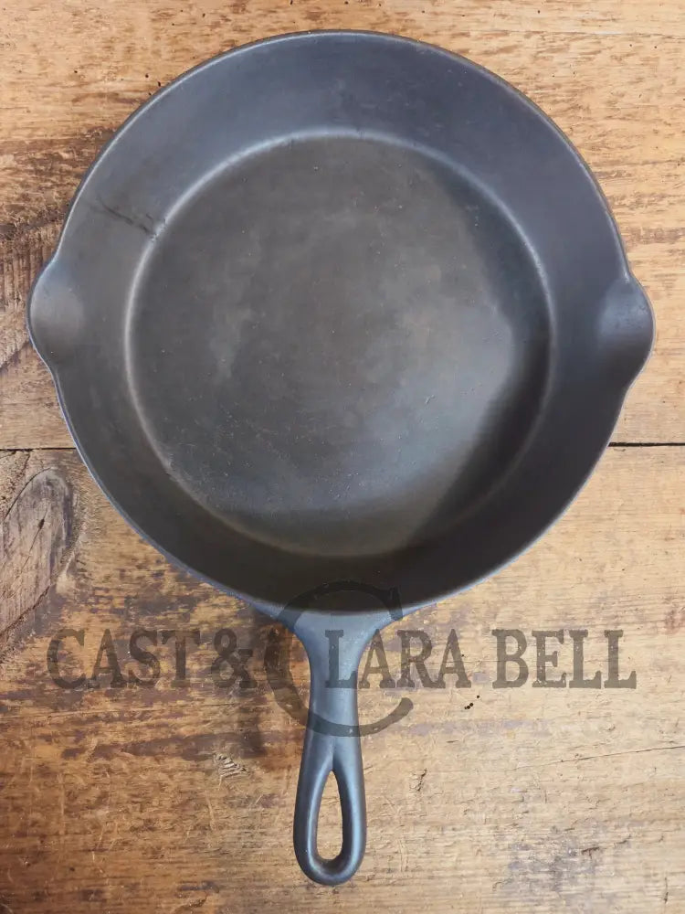 A favorite of ours! 1895-1910βs! Wagner Sidney #8 Cast Iron Skillet double Arc Logo and black iron Finish. Beautiful