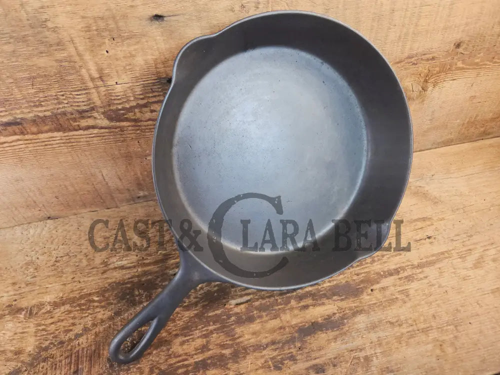 A favorite of ours! 1895-1910βs! Wagner Sidney #8 Cast Iron Skillet double Arc Logo and black iron Finish. Beautiful