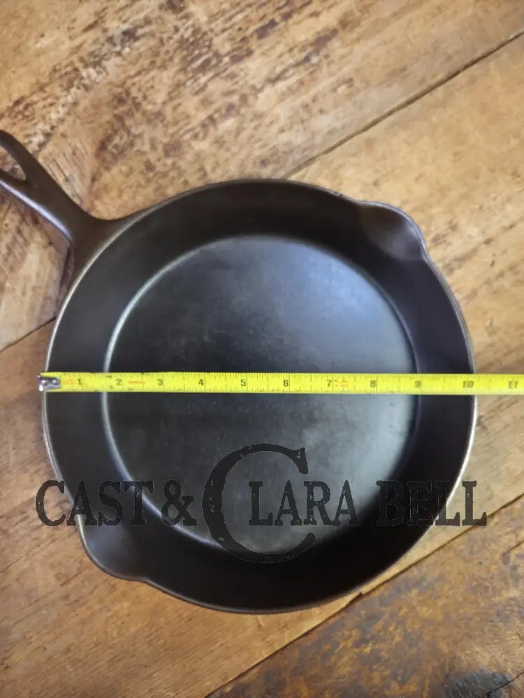 A favorite of ours! 1895 1910’s! Wagner Sidney #8 Cast Iron Skillet double Arc Logo and black iron Finish. Beautiful