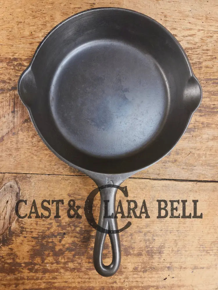 Absolute stunner. 1907-1912 Griswold ’Erie PA USA’ #5 Skillet with Slant Logo and Heat Ring 724 Skillet
