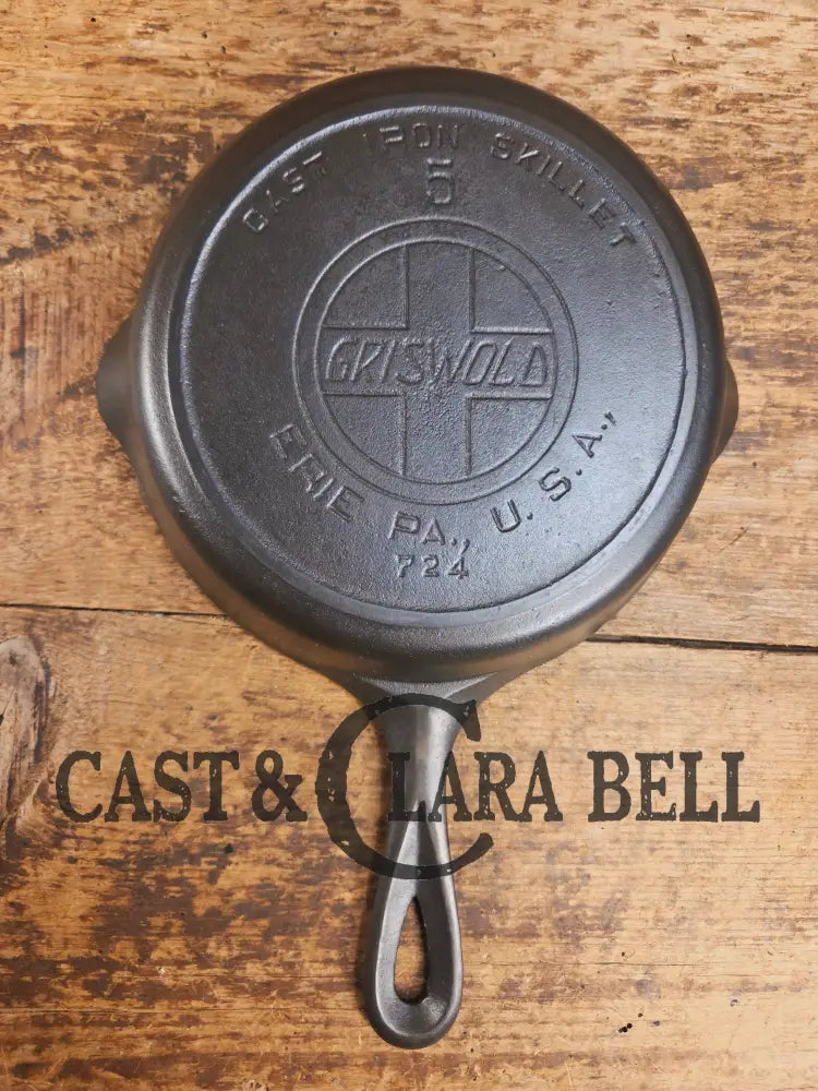 Absolute stunner. 1907-1912 Griswold ’Erie PA USA’ #5 Skillet with Slant Logo and Heat Ring 724 Skillet