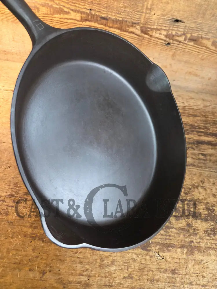 Absolutely Gorgeous. 1940’s #9 Griswold SBL (710 E) cast iron skillet. Unique Groove Handle - Skillet