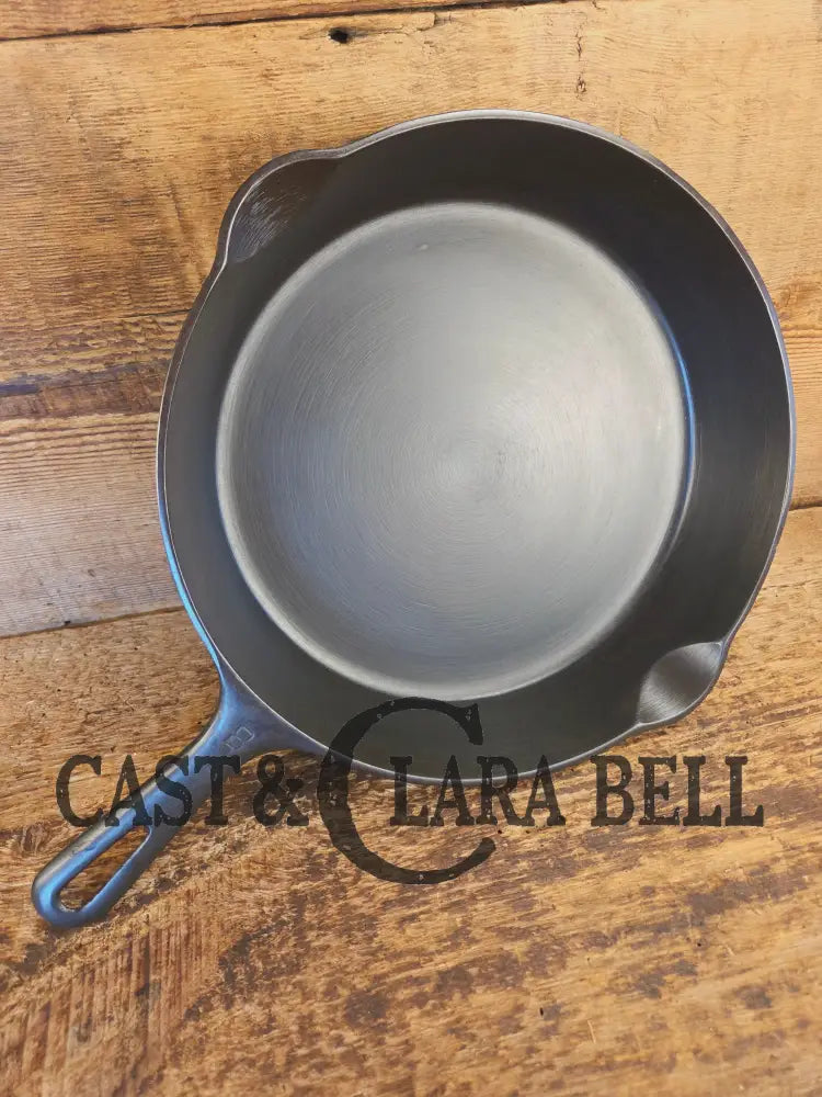 Almost mint! 1940’s Griswold No. 8 Cast Iron Skillet with Small Block Logo 704 F - Skillet