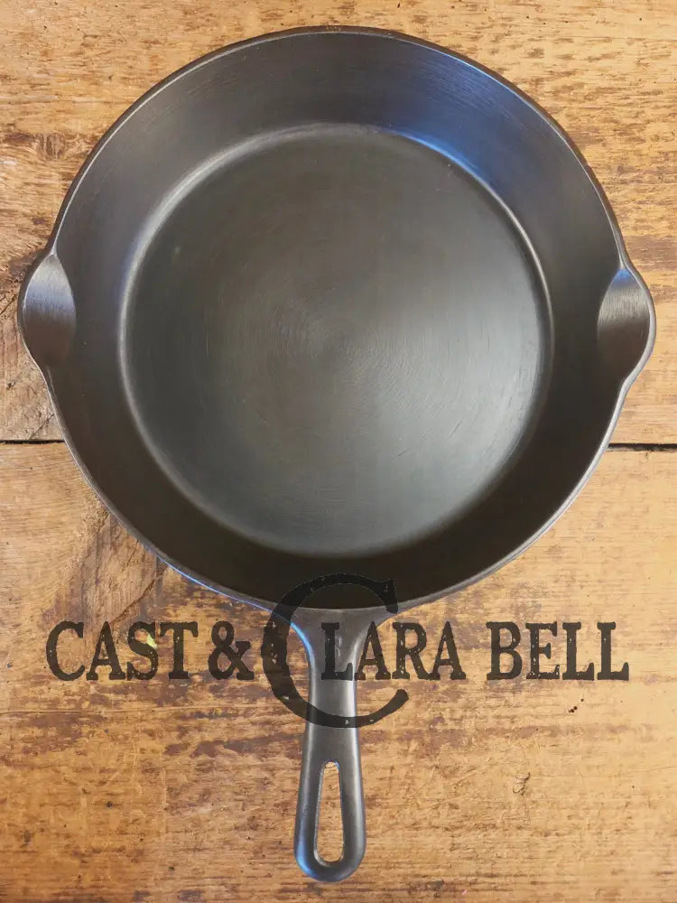 Almost mint! 1940’s Griswold No. 8 Cast Iron Skillet with Small Block Logo 704 F - Skillet