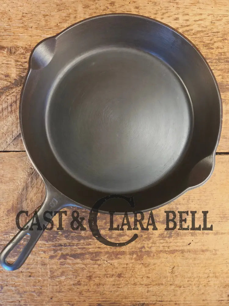 Almost mint! 1940’s Griswold No. 8 Cast Iron Skillet with Small Block Logo 704 F - Skillet
