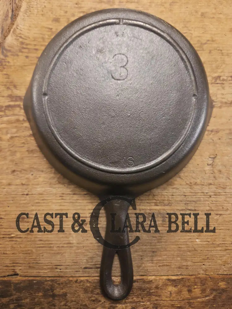 Almost perfect! 1930’s Era Lodge #5 Skillet with 3 Notch Heat Ring. #2 XS markings. SC24