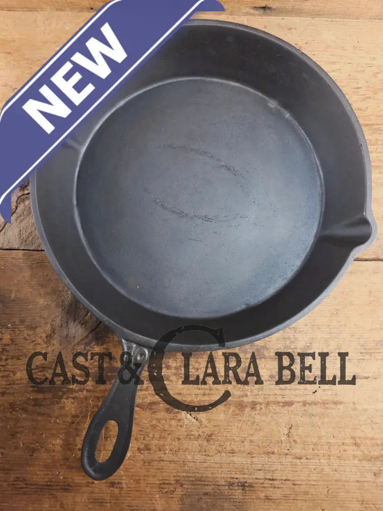 Antique elegant gate-marked unknown #10 skillet. Amazing condition Est 1880’s Era. Flat handle raised #10 Pattern