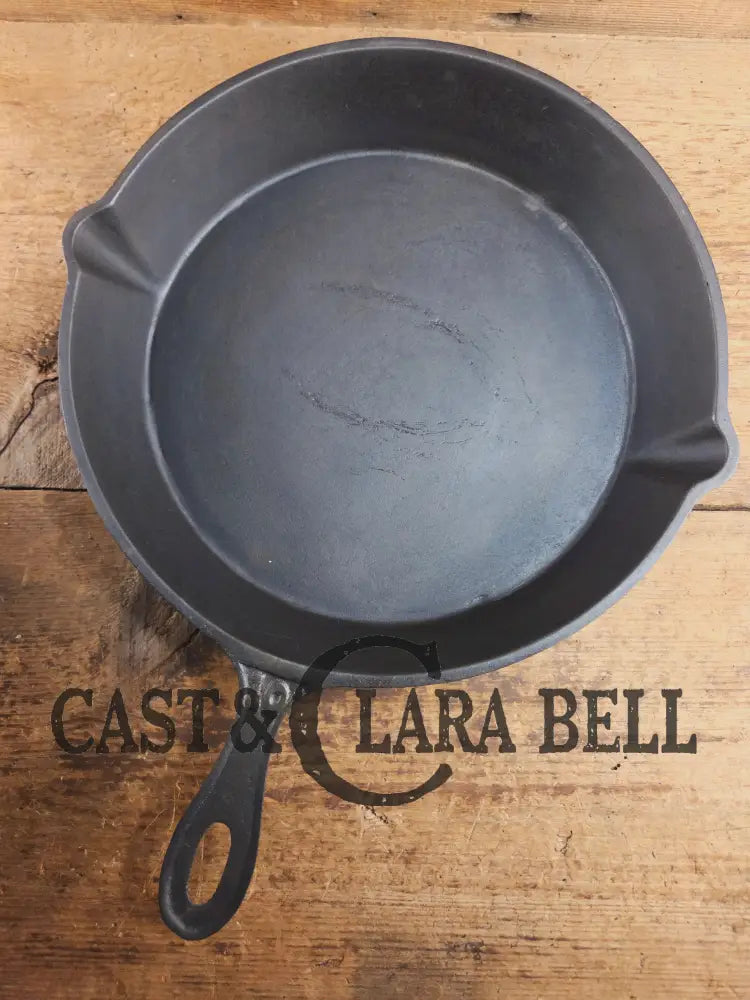 Antique elegant gate-marked unknown #10 skillet. Amazing condition Est 1880’s Era. Flat handle raised #10 Pattern