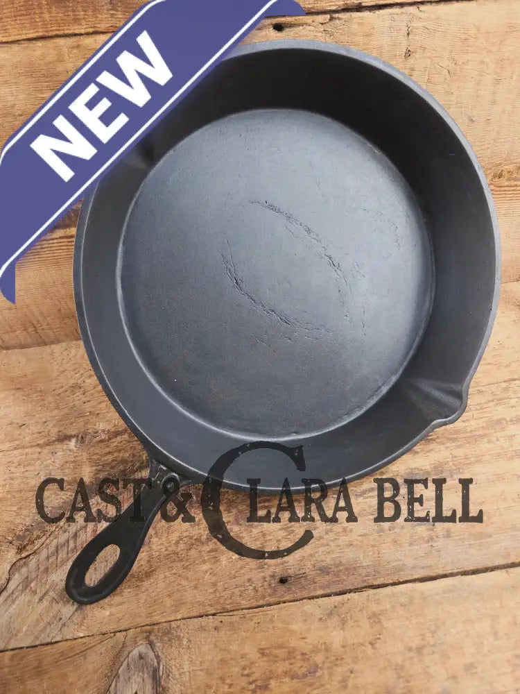 Antique elegant gate-marked unknown #10 skillet. Amazing condition Est 1880’s Era. Flat handle raised #10 Pattern