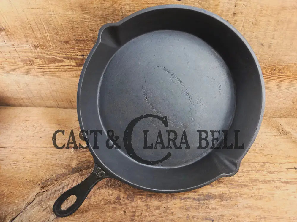 Antique elegant gate-marked unknown #10 skillet. Amazing condition Est 1880’s Era. Flat handle raised #10 Pattern