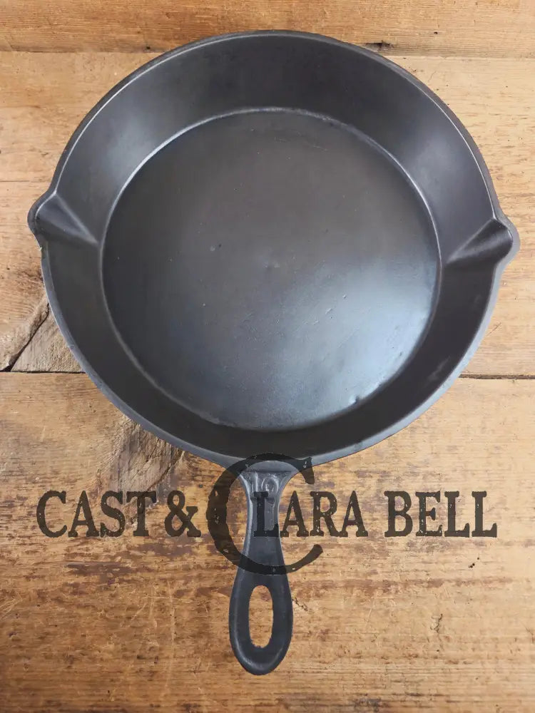 Antique elegant gate-marked unknown #10 skillet. This is GORGEOUS. Est 1880’s Era. Flat handle raised #10 Pattern.