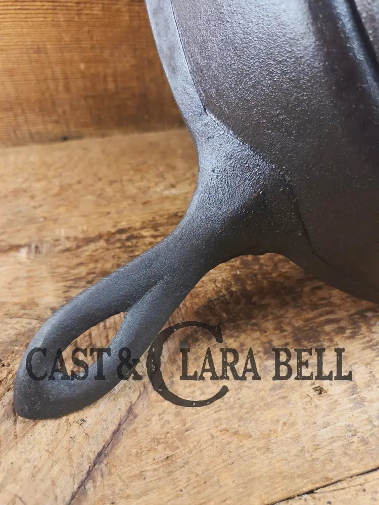 Antique elegant gate-marked unknown #11 deep skillet. Awesome piece of history 1880’s Era. Semi fancy handle possible