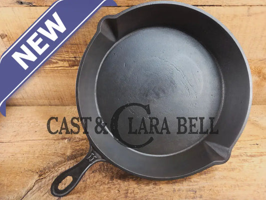 Antique elegant gate-marked unknown #11 skillet. Amazing condition Est 1880’s Era. Flat handle raised #11 Pattern