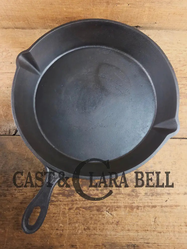 Antique elegant gate-marked unknown #11 skillet. Amazing condition Est 1880’s Era. Flat handle raised #11 Pattern