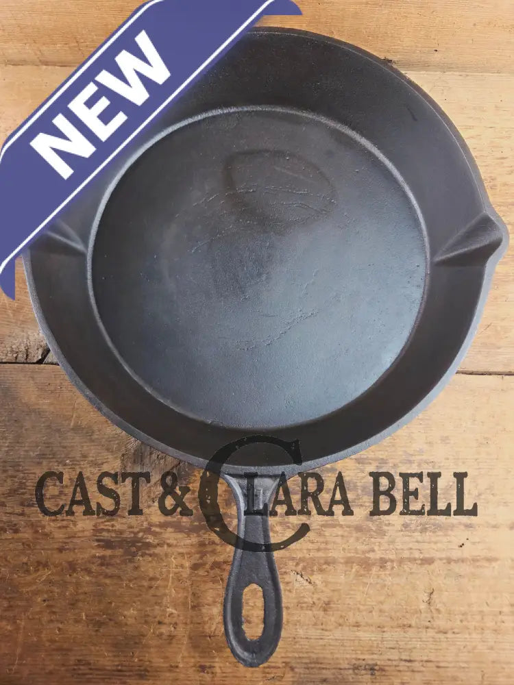 Antique elegant gate-marked unknown #11 skillet. Amazing condition Est 1880’s Era. Flat handle raised #11 Pattern
