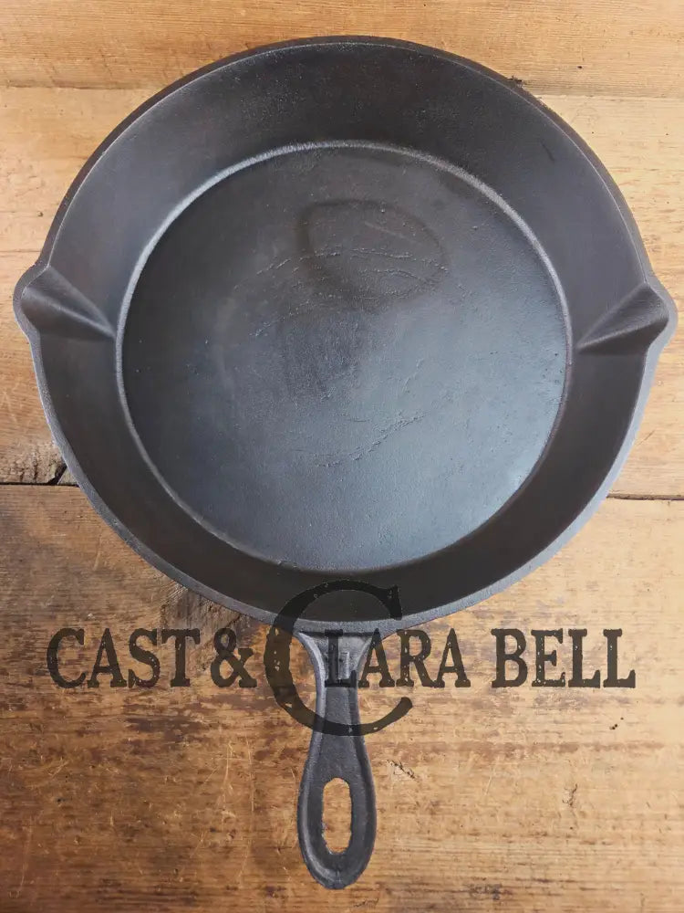 Antique elegant gate-marked unknown #11 skillet. Amazing condition Est 1880’s Era. Flat handle raised #11 Pattern