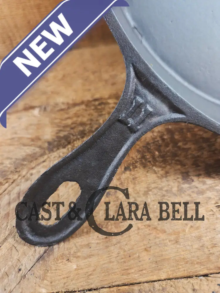 Antique elegant gate-marked unknown #11 skillet. Amazing condition Est 1880’s Era. Flat handle raised #11 Pattern