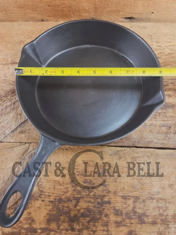 Antique elegant gate-marked unknown #7 skillet. Wonderfully preserved. Est 1880’s Era. Flat handle #7 Pattern. Skillet