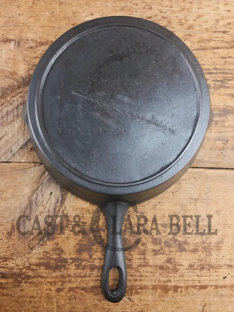 Antique elegant gate-marked unknown #7 skillet. Wonderfully preserved. Est 1880’s Era. Flat handle #7 Pattern. Skillet