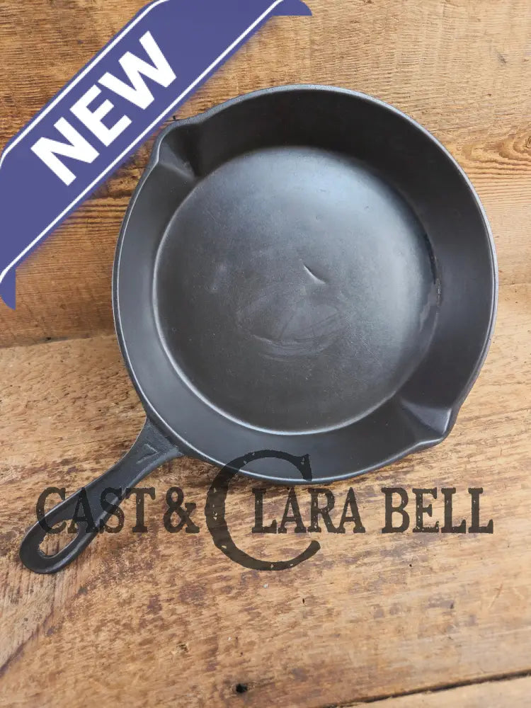 Antique elegant gate-marked unknown #7 skillet. Wonderfully preserved. Est 1880’s Era. Flat handle #7 Pattern. Skillet