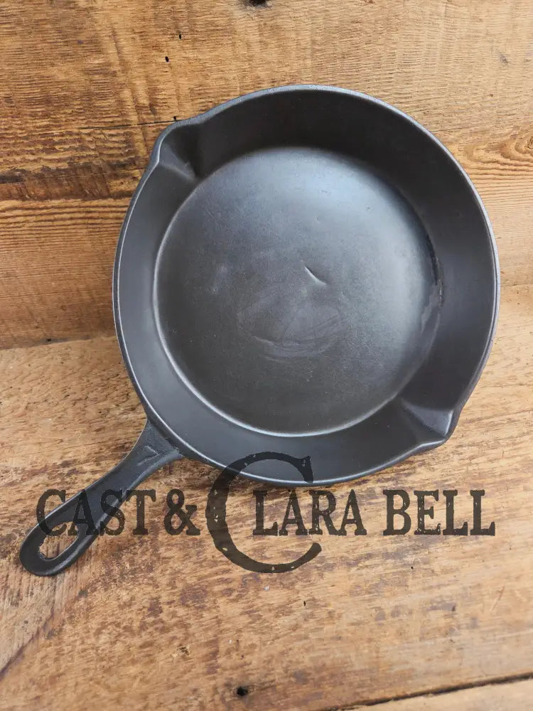 Antique elegant gate-marked unknown #7 skillet. Wonderfully preserved. Est 1880’s Era. Flat handle #7 Pattern. Skillet