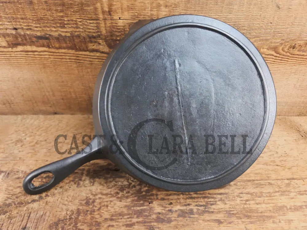 Antique elegant gate-marked unknown #7 skillet. Wonderfully preserved. Est 1880’s Era. Flat handle #7 Pattern. Skillet