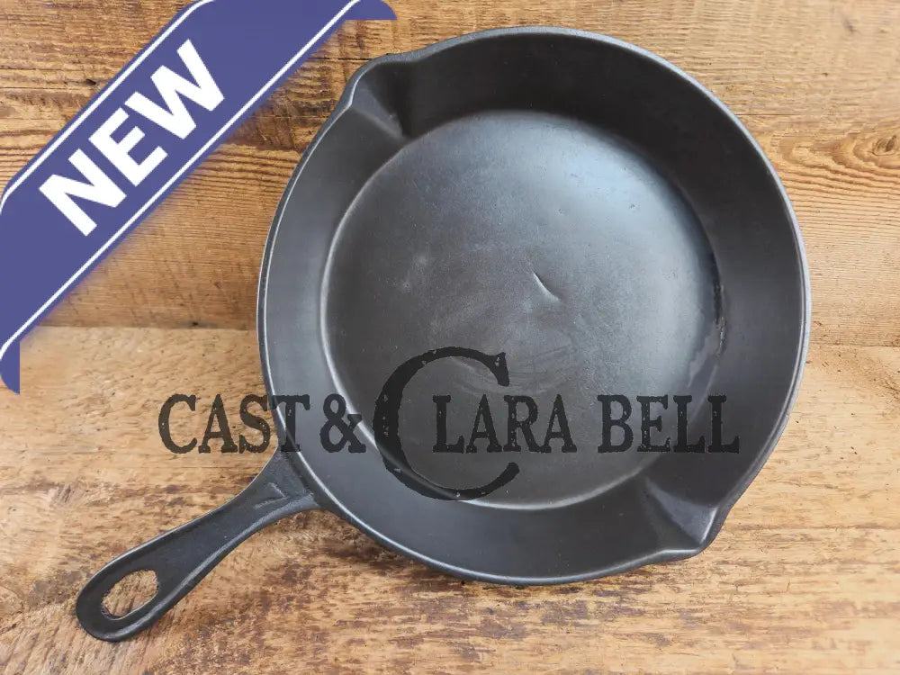 Antique elegant gate-marked unknown #7 skillet. Wonderfully preserved. Est 1880’s Era. Flat handle #7 Pattern. Skillet