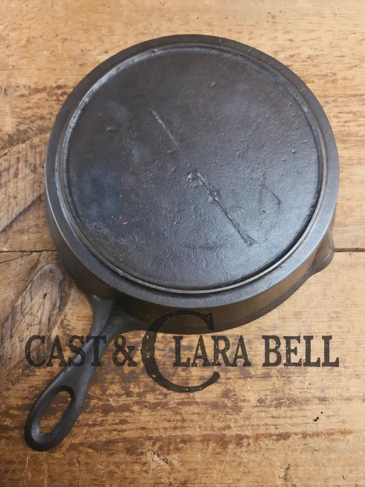 Antique elegant gate-marked unknown #8 skillet. Awesome piece of history Est 1880’s Era. Flat handle raised #8 Pattern.