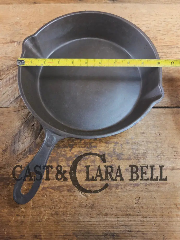 Antique elegant gate-marked unknown #8 skillet. Awesome piece of history Est 1880’s Era. Flat handle raised #8 Pattern.