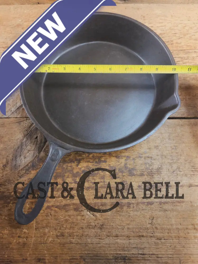 Antique elegant gate-marked unknown #8 skillet. Awesome piece of history Est 1880’s Era. Flat handle raised #8 Pattern.