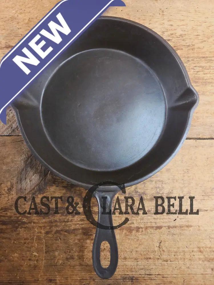 Antique elegant gate-marked unknown #8 skillet. Awesome piece of history Est 1880’s Era. Flat handle raised #8 Pattern.