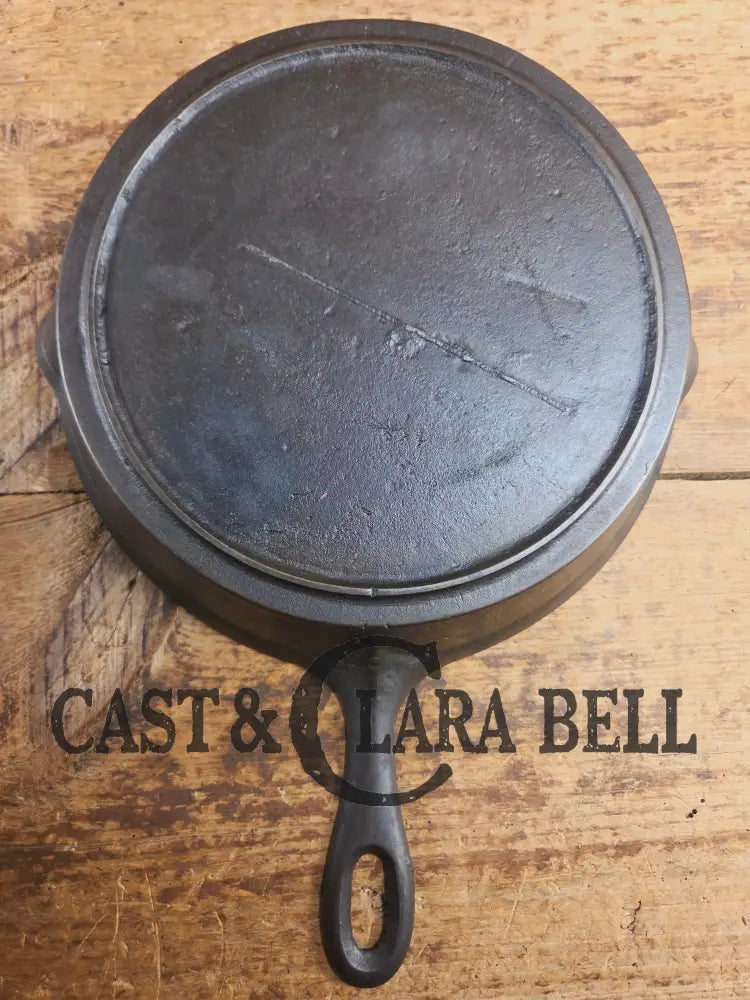Antique elegant gate-marked unknown #8 skillet. Awesome piece of history Est 1880’s Era. Flat handle raised #8 Pattern.