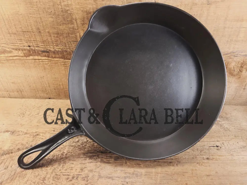 Antique elegant gate-marked unknown #9 skillet. This is GORGEOUS. Est 1880’s. Left single spout heat ring bottom w/