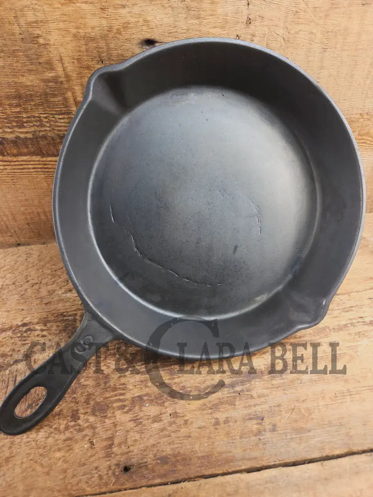Antique elegant gate-marked unknown #9 skillet. Wonderfully preserved. Est 1880’s Era. Flat handle #7 Pattern Skillet