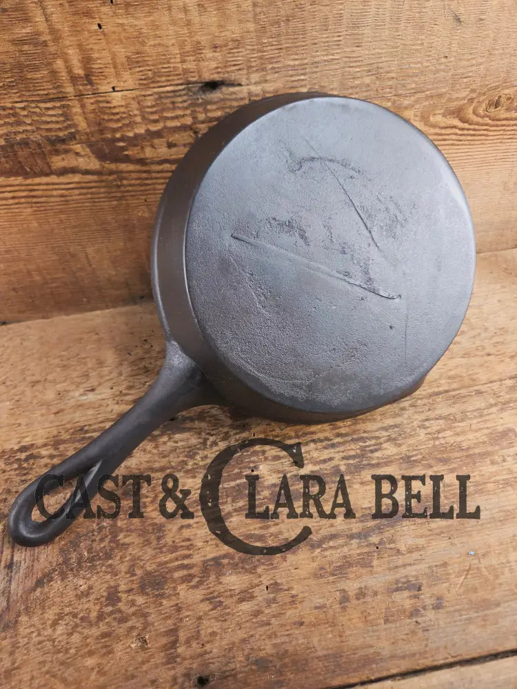 Antique gate-marked unknown #6 skillet. Est 1880βs. Left single spout heat ring bottom w/ fancy handle. Skillet